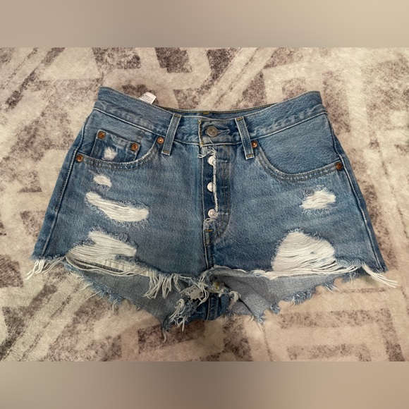 Women’s Levi shorts size 24 - Picture 1 of 3